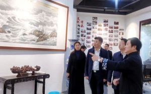 海安市市长谭真一行到苏隅美术馆调研